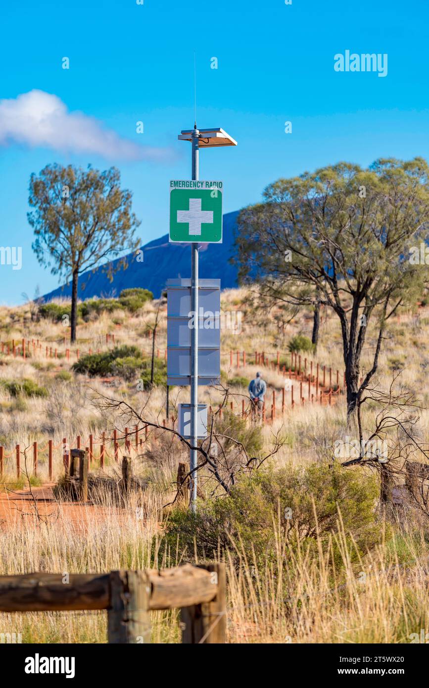 Ein solarbetriebenes, batteriebetriebenes Notrufgerät auf dem Weg zum Sonnenaufgang Kata Djuta (Olgas) im Northern Territory, Aust Stockfoto
