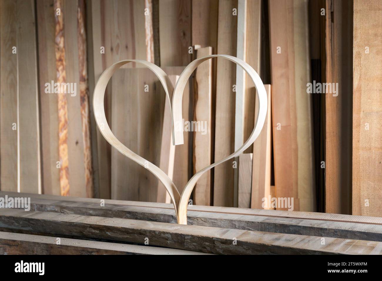 Herz aus gebogenem Holz in der Holzarbeiterwerkstatt Stockfoto