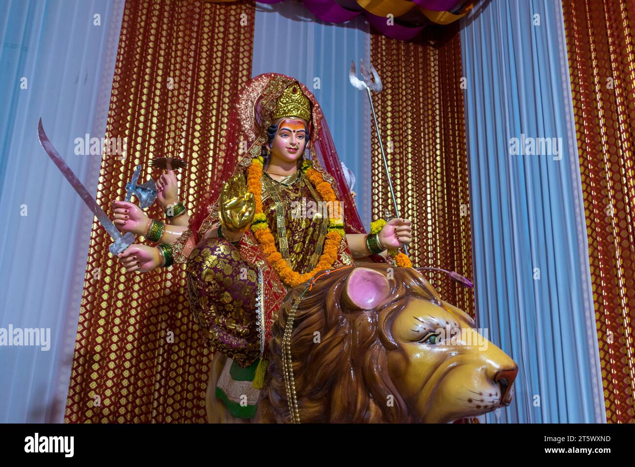 Ein wunderschönes Idol von Maa Durga, der während Navratri in Mumbai, Indien, bei einem Pandal verehrt wird Stockfoto