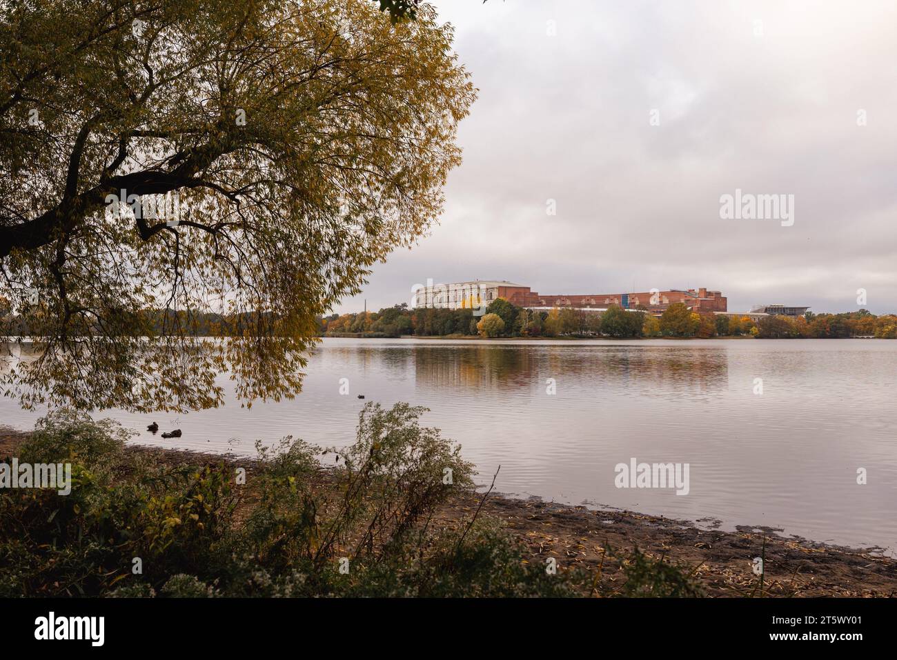 Blick über das große Dutzendteich in Richtung Kongresshalle, prominenter Ort des Rallye-Grounds der Nazi-Partei. Hitlers Vision von großdeutschem Ambitio Stockfoto