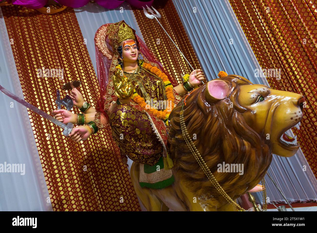 Ein wunderschönes Idol von Maa Durga, der während Navratri in Mumbai, Indien, bei einem Pandal verehrt wird Stockfoto