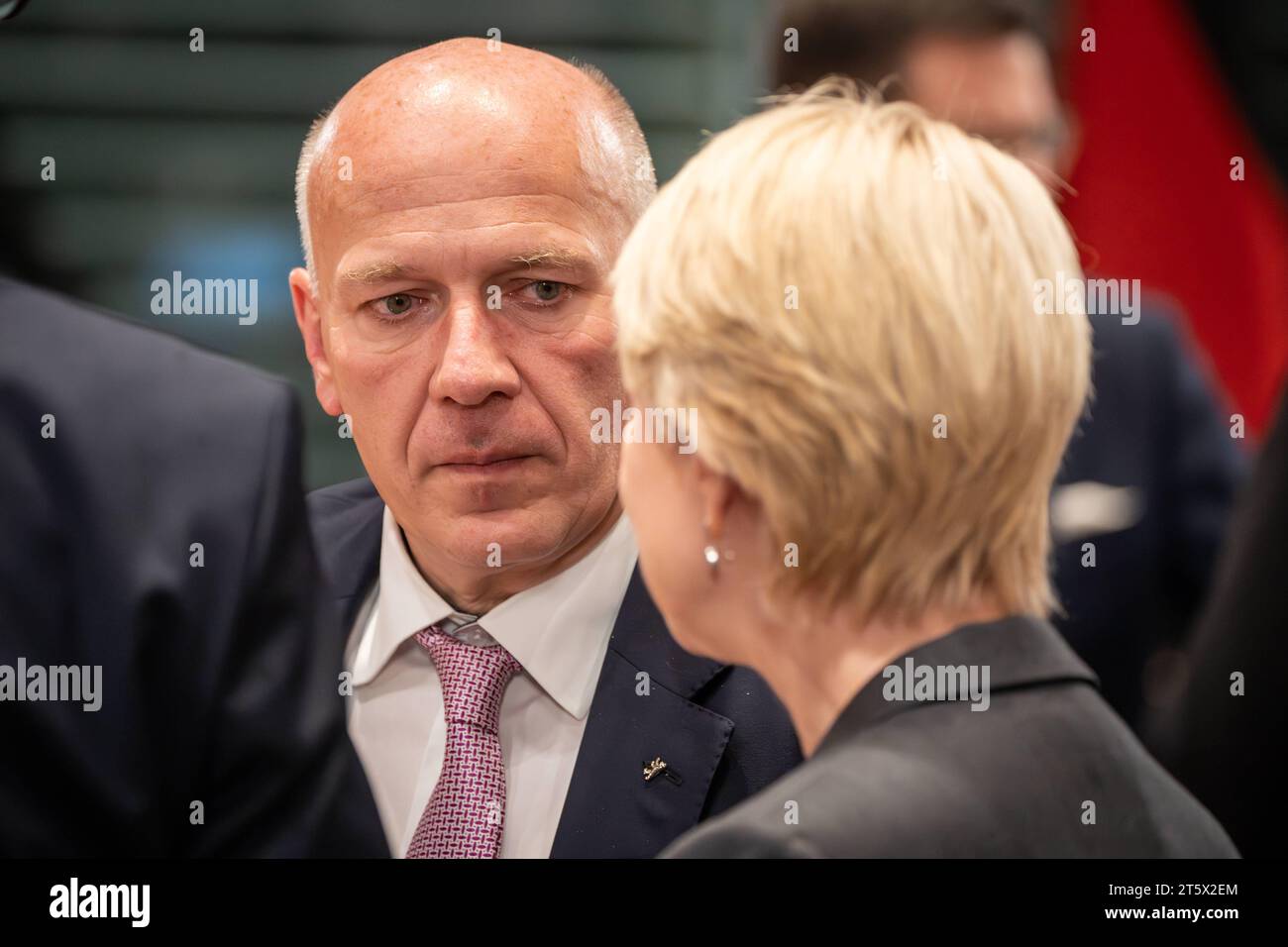 Auftaktbilder - Migrationsgipfel Beratung mit den Regierungschefinnen und Regierungschefs der Länder MPK im Bundeskanzleramt Kai Wegner, Regierender Bürgermeister Berlin mit Manuela Manu Schwesig, Ministerpräsidentin Mecklenburg-Vorpommern und amtierende BundesratspräsidentinAuftaktbilder - Migrationsgipfel Beratung mit den Regierungschefs der Länder MPK im Bundeskanzleramt Kai Wegner, Regierender Bürgermeister Berlin mit Manuela Schwesner, Regierender Ministerpräsidentin Mecklenburg-Vorpom, *** Eröffnungsbilder Migrationsgipfel Konsultation mit den Regierungschefs der Stockfoto