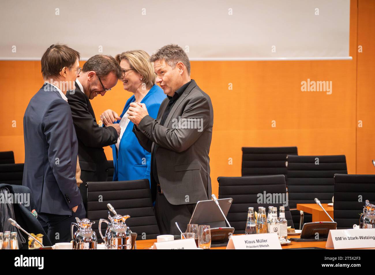 Auftaktbilder - Migrationsgipfel Beratung mit den Regierungschefinnen und Regierungschefs der Länder MPK im Bundeskanzleramt Karl Lauterbach, Bundesgesundheitsminister, Klaus Müller, Präsident Bundesnetzagentur, Anke Rehlinger, Ministerpräsident Saarland, Robert Habeck, Bundeswirtschaftsminister von linksAuftaktbilder - Migrationsgipfel Beratung mit den Regierungschefinnen und Regierungschefs der Länder MPK im Bundeskanzleramt Karl Lauterbach, Bundesgesundheitsminister, Klaus Müller, Präsident Bundesnetzagentur, Anke Rehlinger, Minister, *** Eröffnungsbilder Konsultation des Migrationsgipfels mit Stockfoto