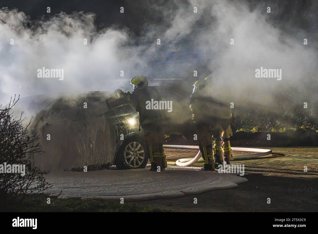 Die Feuerwehr nutz Löschschaum um einen PKW-Brand zu löschen. 27.12.2022 Stockfoto