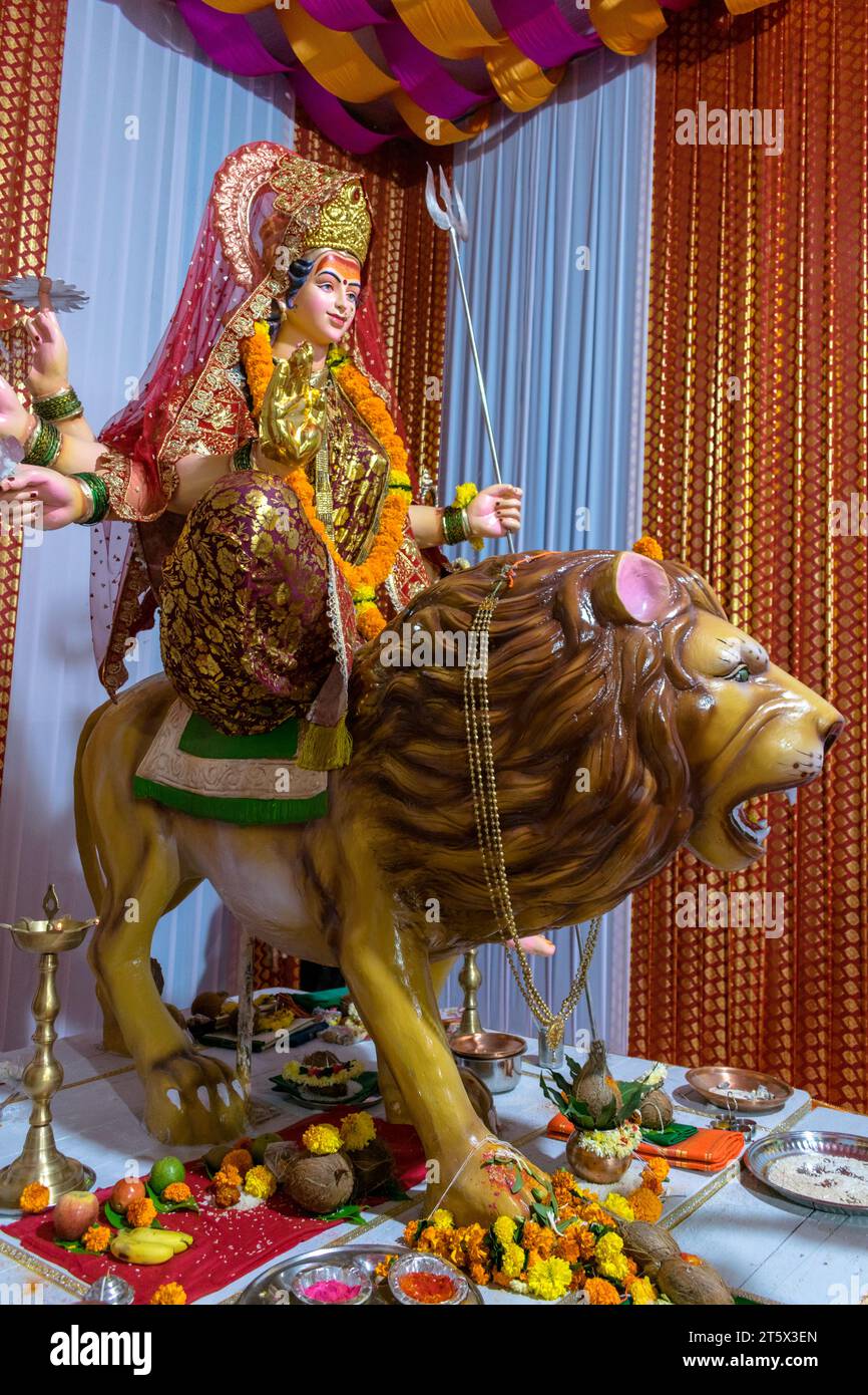 Ein wunderschönes Idol von Maa Durga, der während Navratri in Mumbai, Indien, bei einem Pandal verehrt wird Stockfoto