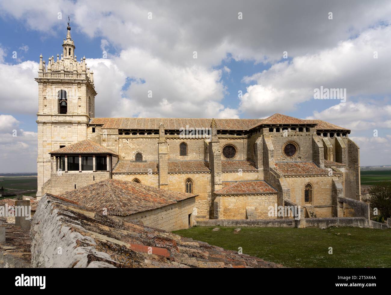 San Hipolito el Real Kirche von Tamara de Campos an einem sonnigen Tag, Palencia, Castilla y Leon, Spanien. Stockfoto
