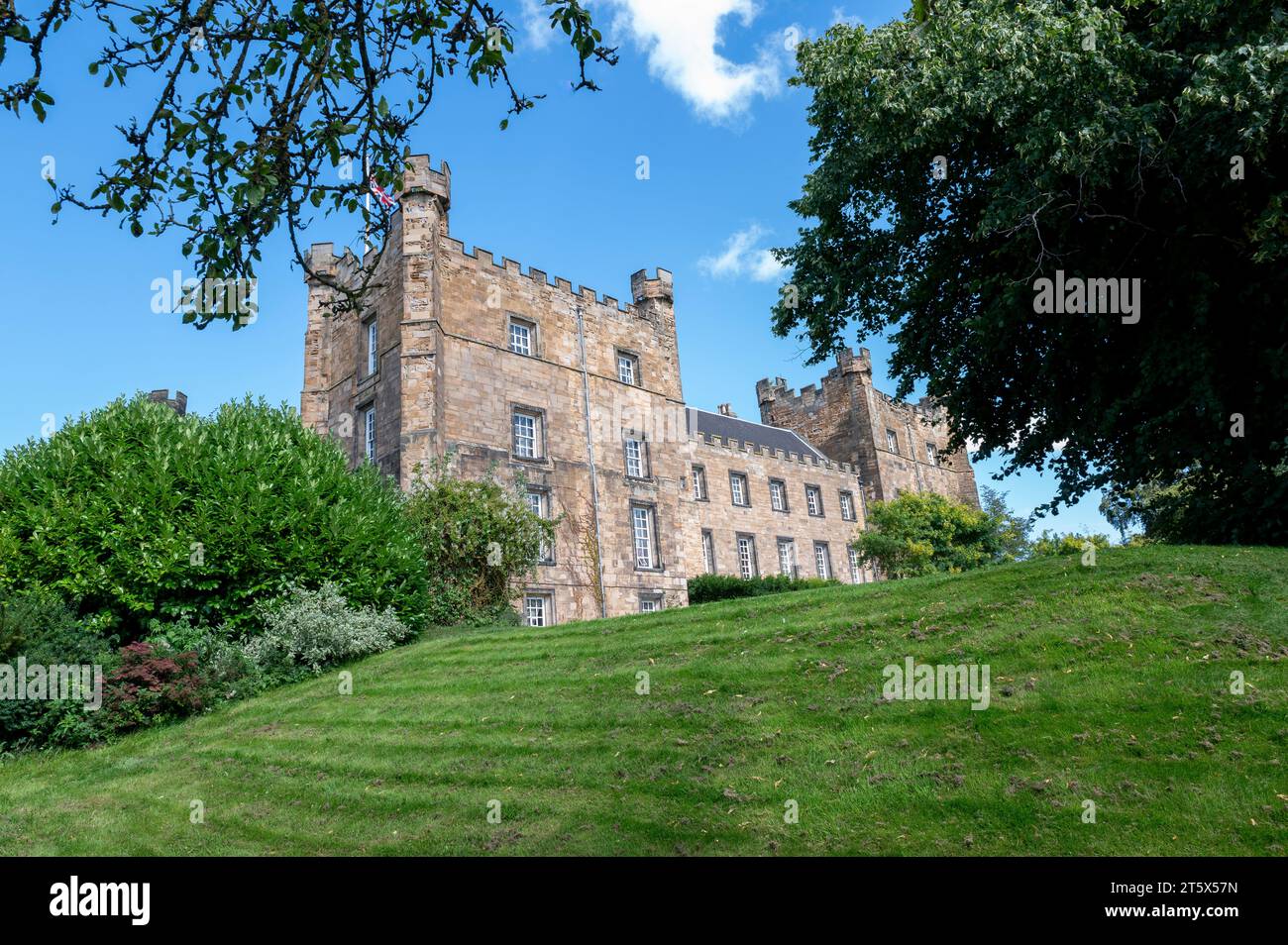Lumley Castle ist eine viereckige Burg aus dem 14. Jahrhundert in der Chester-le-Street im Norden Englands. Stockfoto