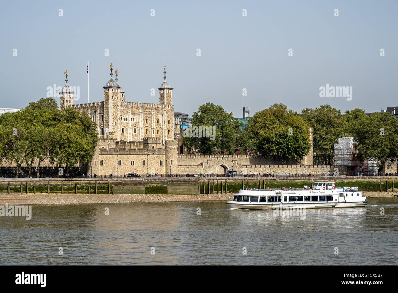 Der Tower of London (Königspalast seiner Majestät und Festung des Tower of London) und die Themse, London Stockfoto