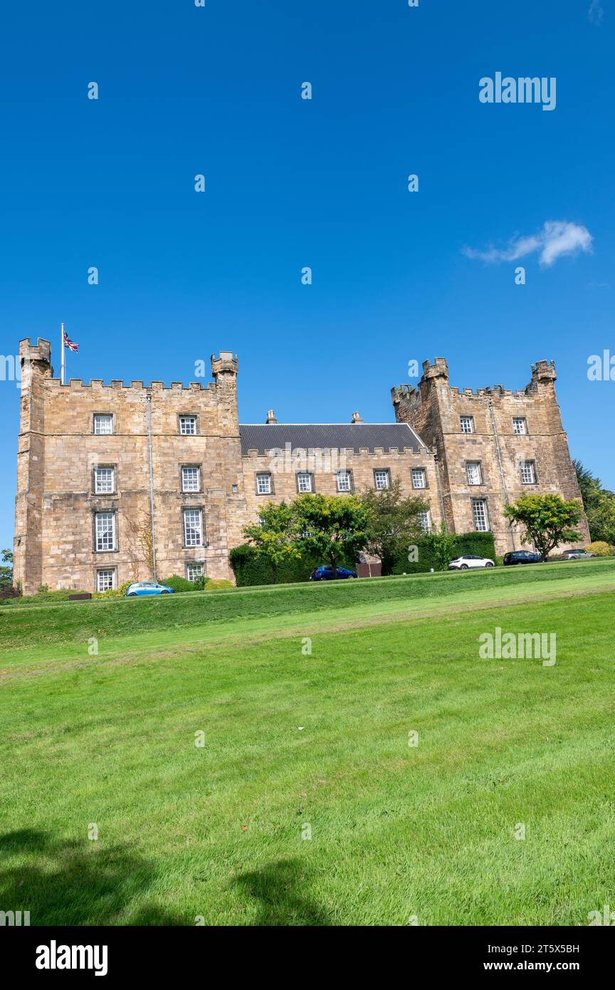 Lumley Castle ist eine viereckige Burg aus dem 14. Jahrhundert in der Chester-le-Street im Norden Englands. Stockfoto