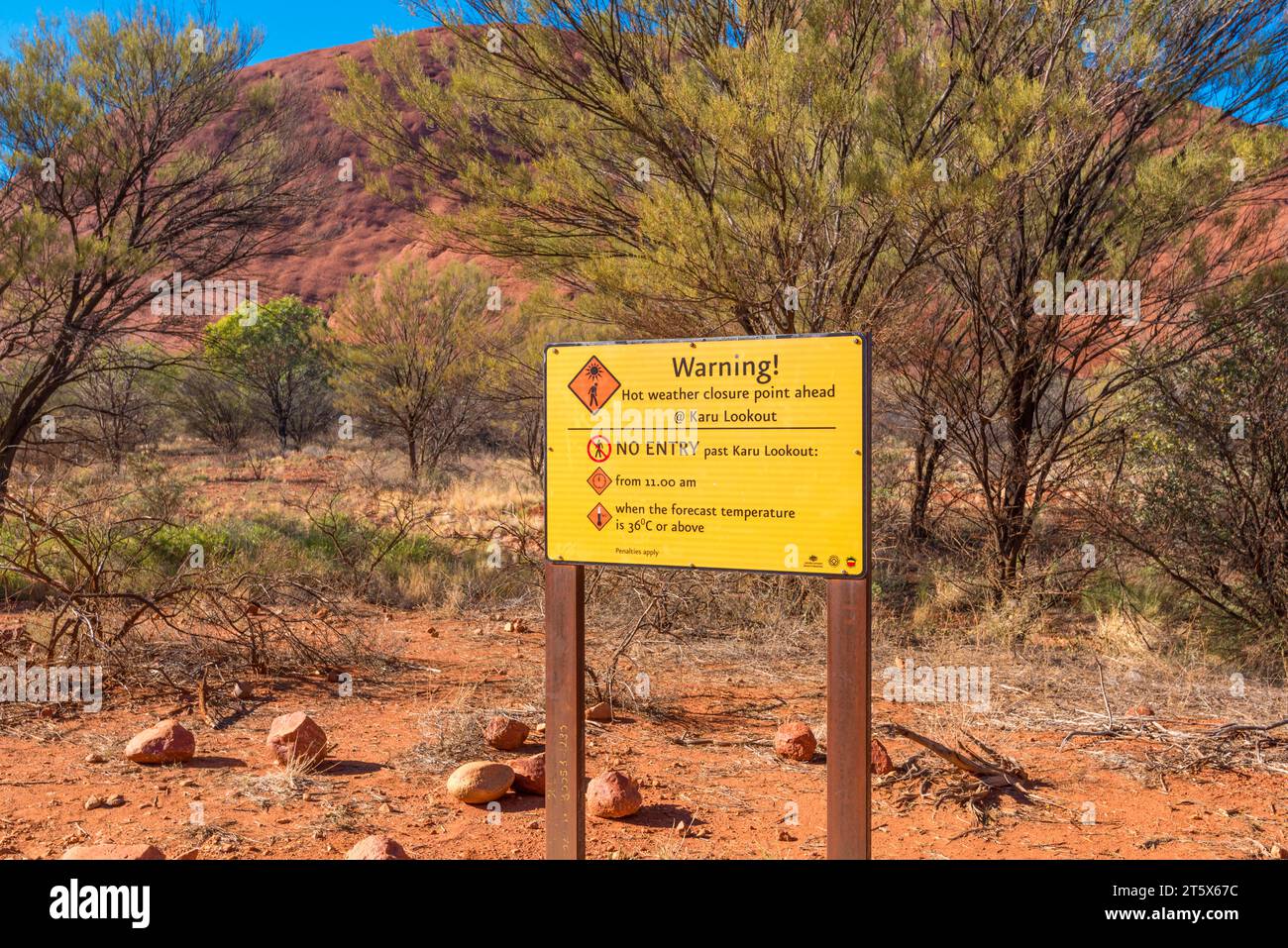 Ein Schild, das Wanderer warnt, dass die Wanderwege an Tagen, an denen Temperaturen über 36 Grad vorhergesagt werden, ab 11:00 Uhr geschlossen sind Kata Tjuta, Mt. Olga, Australien Stockfoto