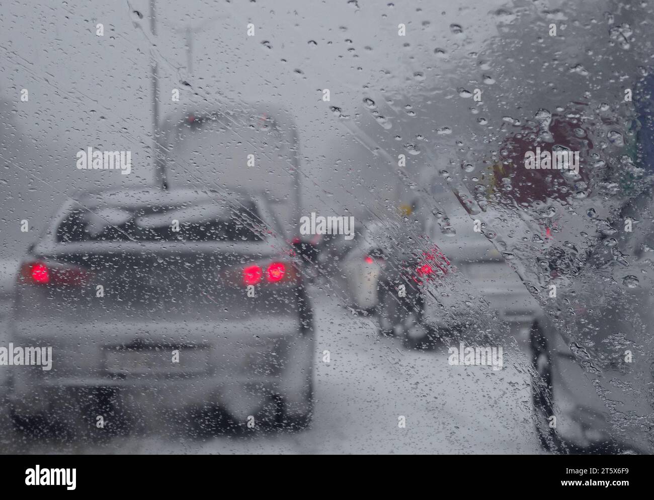 Fahrzeuge in Verkehrsproblemen auf der Straße unter extremen Winterbedingungen Stockfoto