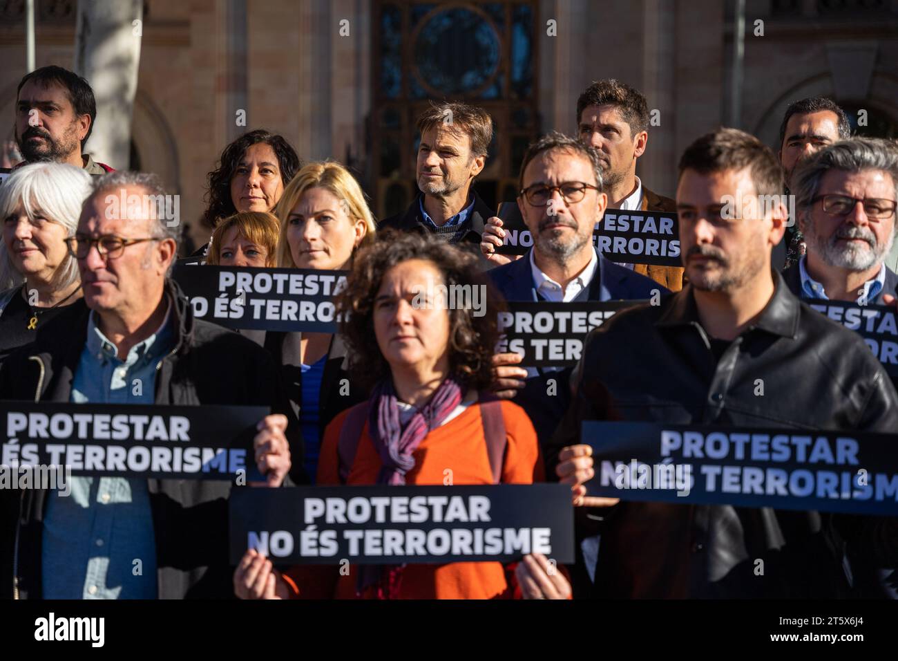 Barcelona, Barcelona, Spanien. November 2023. Die politischen Parteien EN ComÃº Podem, ERC, JuntsXCat und der POKAL und Verbände wie „Mnium Cultural“ haben sich im TSJC unter dem Motto „Protest ist kein Verbrechen“ getroffen, um ein Gruppenfoto zu machen und die neue Zwischenrede von Richter GarcÃ-a-CastellÃ³n vom Nationalgericht anzuprangern, in der mehrere Personen wegen Terrorismus in der ermittelt wurden demokratischer Tsunami-Fall. Jaume Asens (EN ComÃº Podem), Raquel Sans Guerra (ERC), Josep Rius (JuntsXCat), Dolors Sabaté (CUP) und andere nahmen an dem Foto Teil. Quelle: ZUMA Press, Inc./Alamy Live News Stockfoto