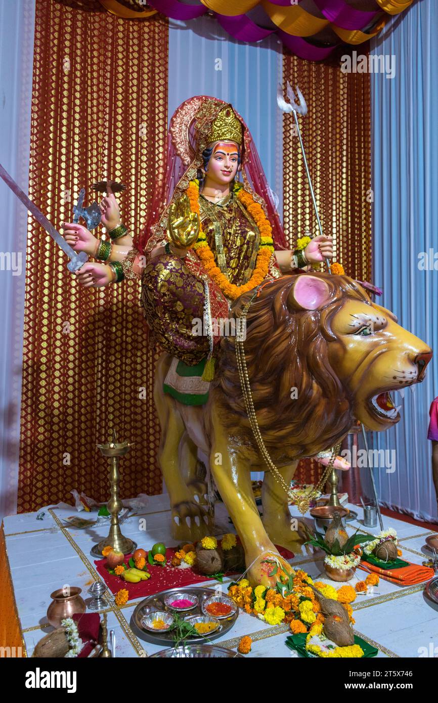 Ein wunderschönes Idol von Maa Durga, der während Navratri in Mumbai, Indien, bei einem Pandal verehrt wird Stockfoto