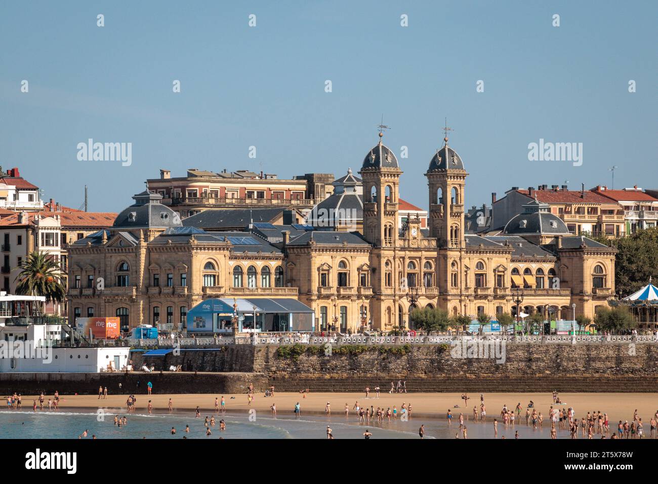 SAN SEBASTIAN, SPANIEN, 30. OKTOBER 2023: Rathaus von San Sebastian (Donostia), Spanien Stockfoto