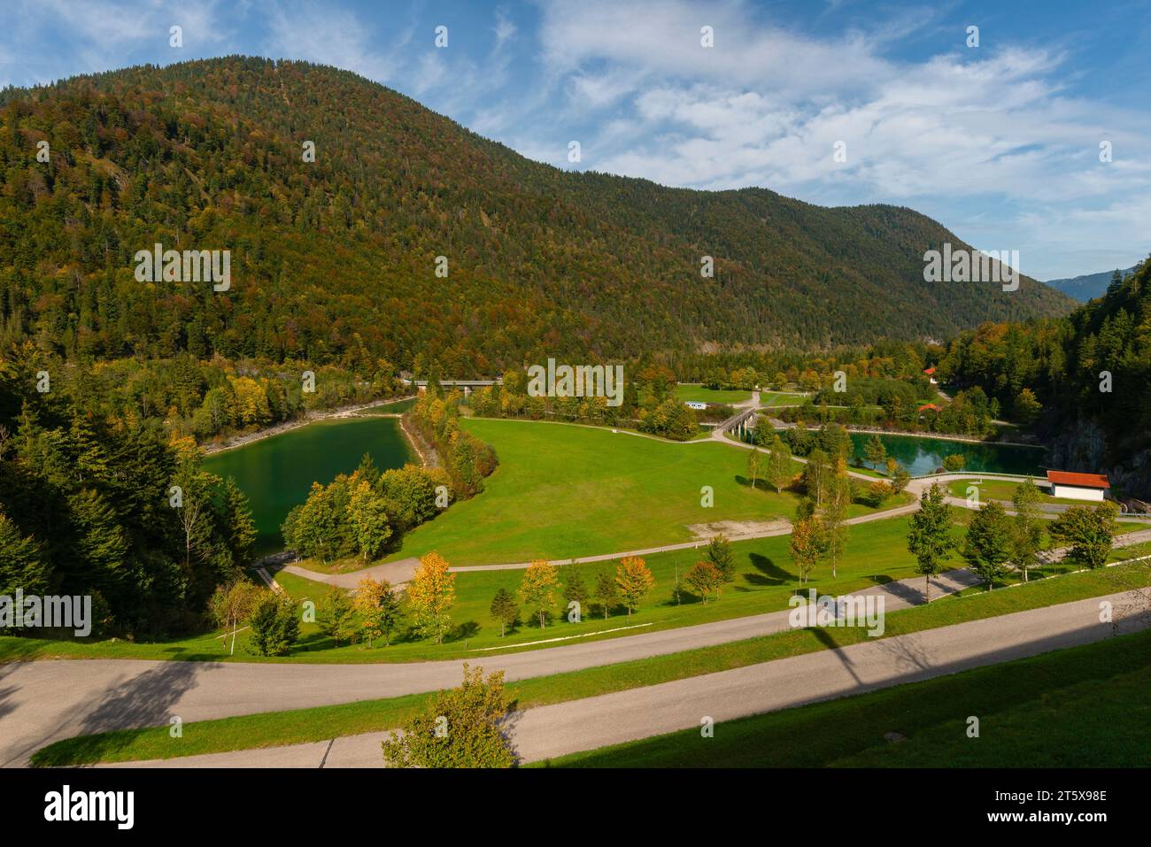 Herbstsaison am Stausee Sylvenstein, Blick vom DamLenggries, den Alpen, Bayern, Deutschland, Europa, Stockfoto