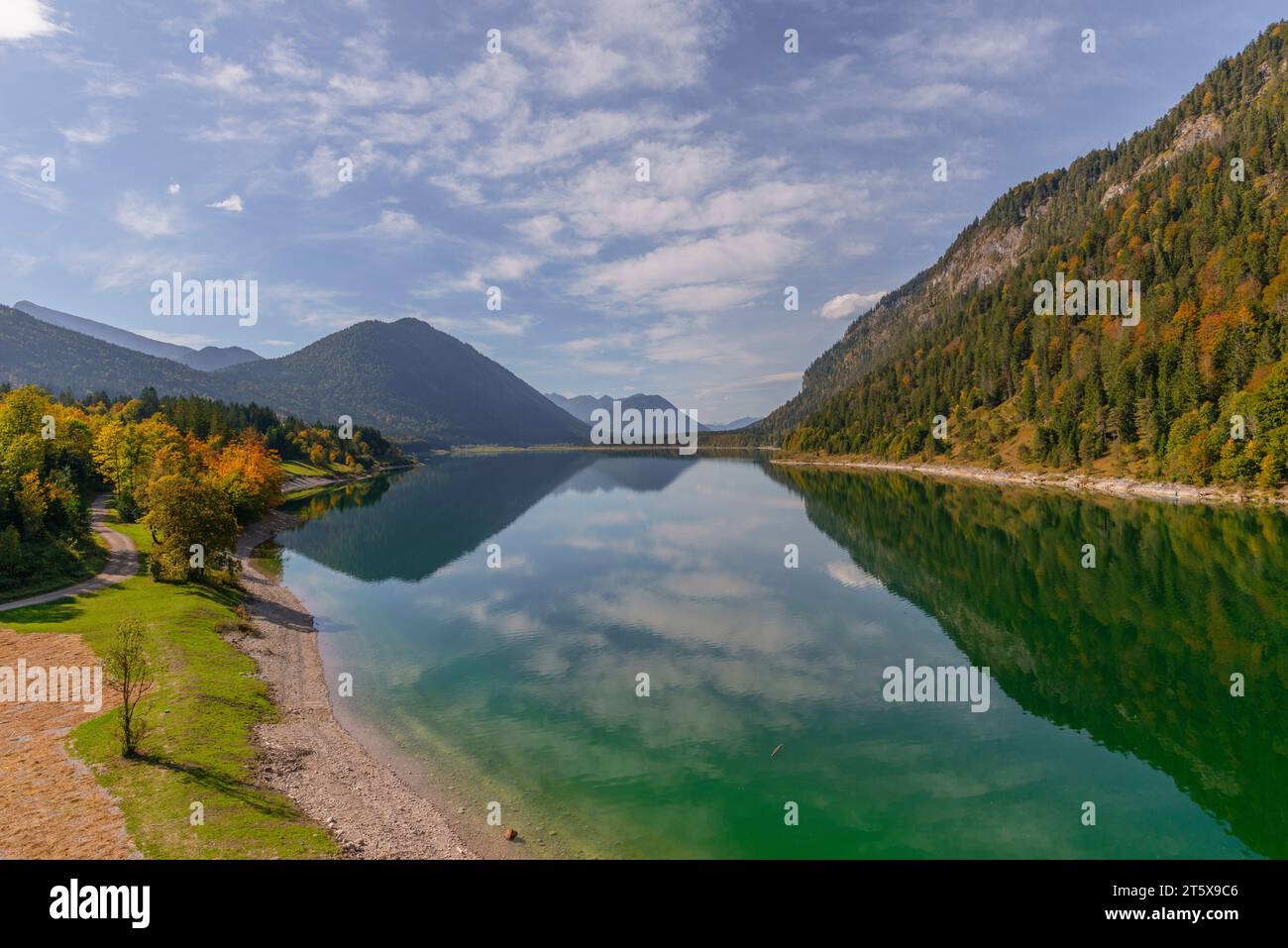 Herbstsaison am Stausee Sylvenstein, Lenggries, den Alpen, Bayern, Deutschland, Europa, Stockfoto