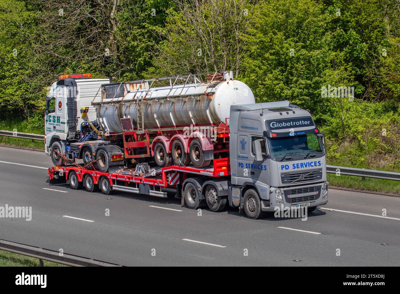 P D Services Volvo 480 FH Sattelzugmaschine mit dreiachsigem Gelenkanhänger Kassbohrer mit konischem Tankwagen C S H Transport & Forwarding Ltd.; Fahrt auf der Autobahn M6 im Großraum Manchester, Großbritannien Stockfoto