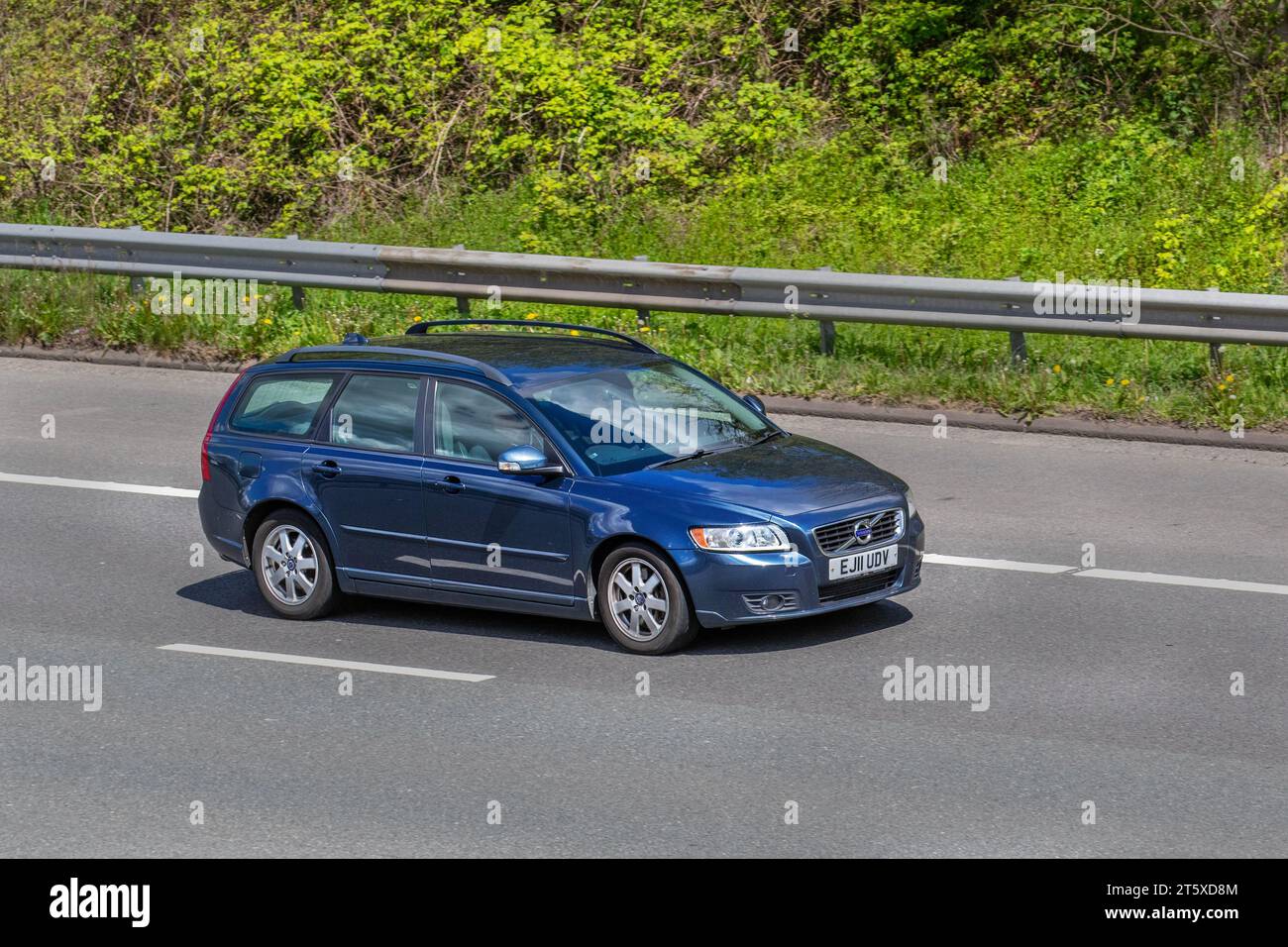 2011 Blue Volvo V50 Behörden D3 150 Auto Estate Diesel 1984 ccm. Kompaktes schwedisches Anwesen; Fahrt mit hoher Geschwindigkeit auf der Autobahn M6 im Großraum Manchester, Großbritannien Stockfoto