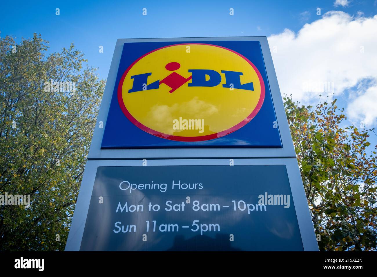 HANWELL, LONDON – 6. NOVEMBER 2023: Lidl-Logo-Schild vor der Filiale in Hanwell, West London. Deutscher multinationaler Supermarkt-Einzelhändler. Stockfoto