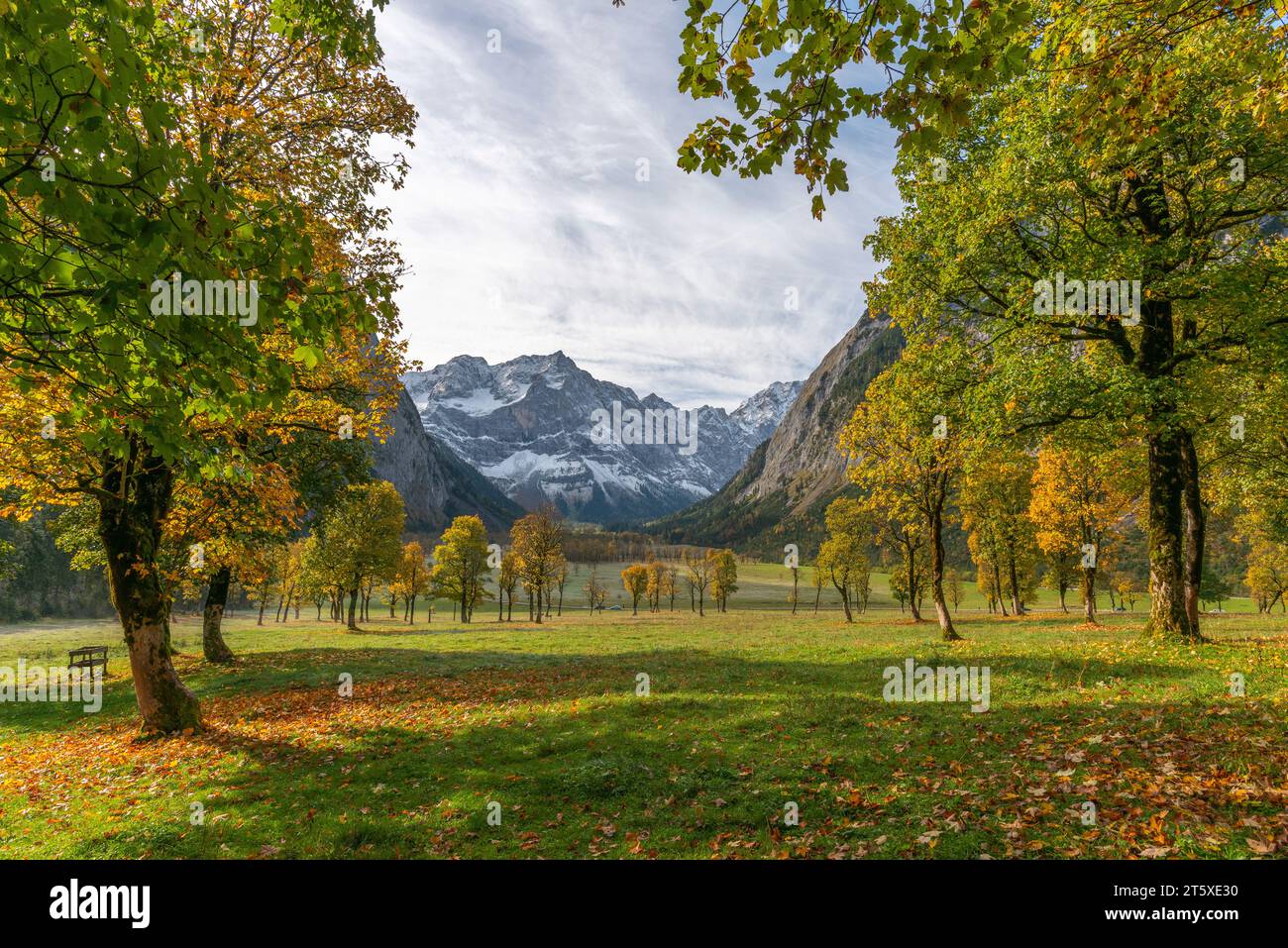 Ein touristisches Highlight, farbenfrohe Herbstsaison im Engtal oder Engtal, Naturpark Karwendel, Tirol, Österreich, Europa Stockfoto