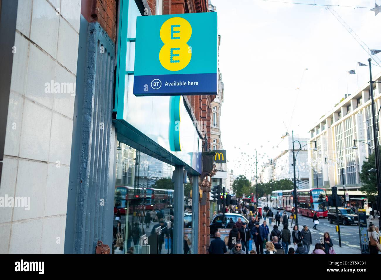 LONDON, 6. OKTOBER 2023: Erhöhter Blick auf den EE BT Store und die Menschenmassen von Shoppern auf der Oxford Street – Wahrzeichen der Einkaufsstraße im West End Stockfoto