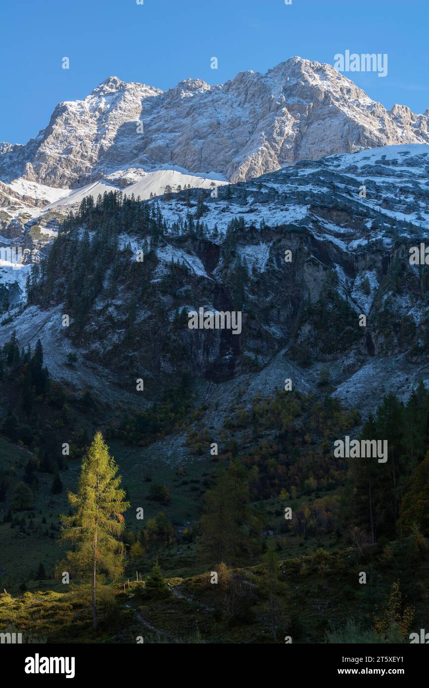 Ein touristisches Highlight, farbenfrohe Herbstsaison im Engtal oder Engtal, Naturpark Karwendel, Tirol, Österreich, Europa Stockfoto