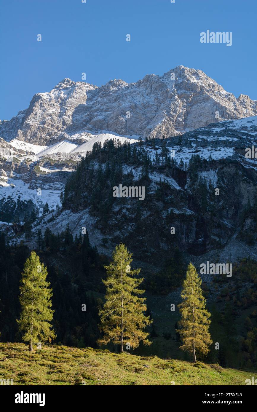 Ein touristisches Highlight, farbenfrohe Herbstsaison im Engtal oder Engtal, Naturpark Karwendel, Tirol, Österreich, Europa Stockfoto