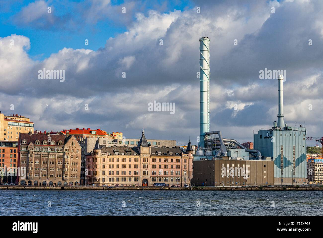 Panorama der Gebäude und Industrien mit Blick auf den Hafen von Göteborg fällt der Kamin des städtischen Kraftwerks auf. Schweden Stockfoto