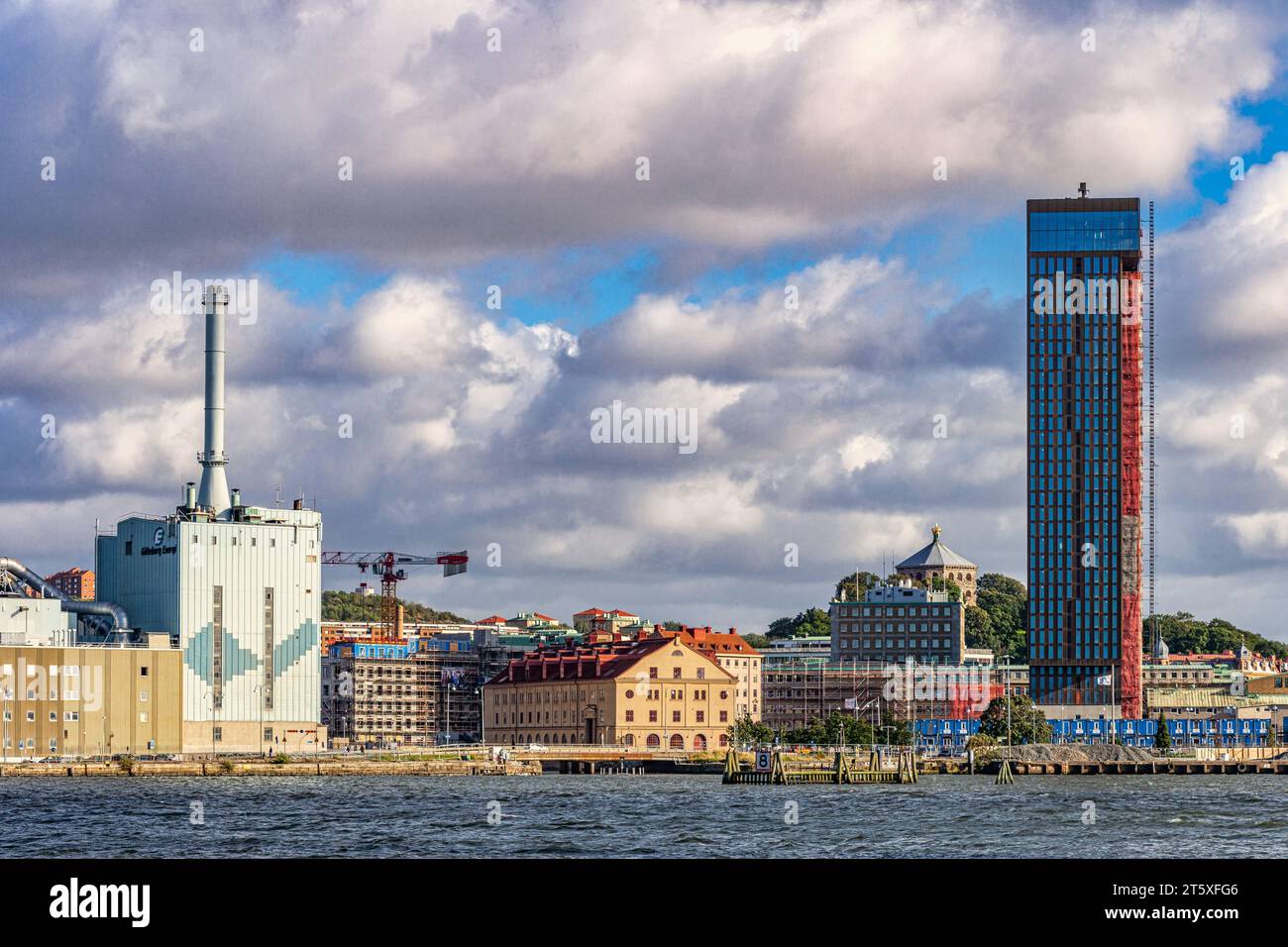 Panorama der Gebäude und Industrien mit Blick auf den Hafen von Göteborg fällt der Kamin des städtischen Kraftwerks auf. Schweden Stockfoto