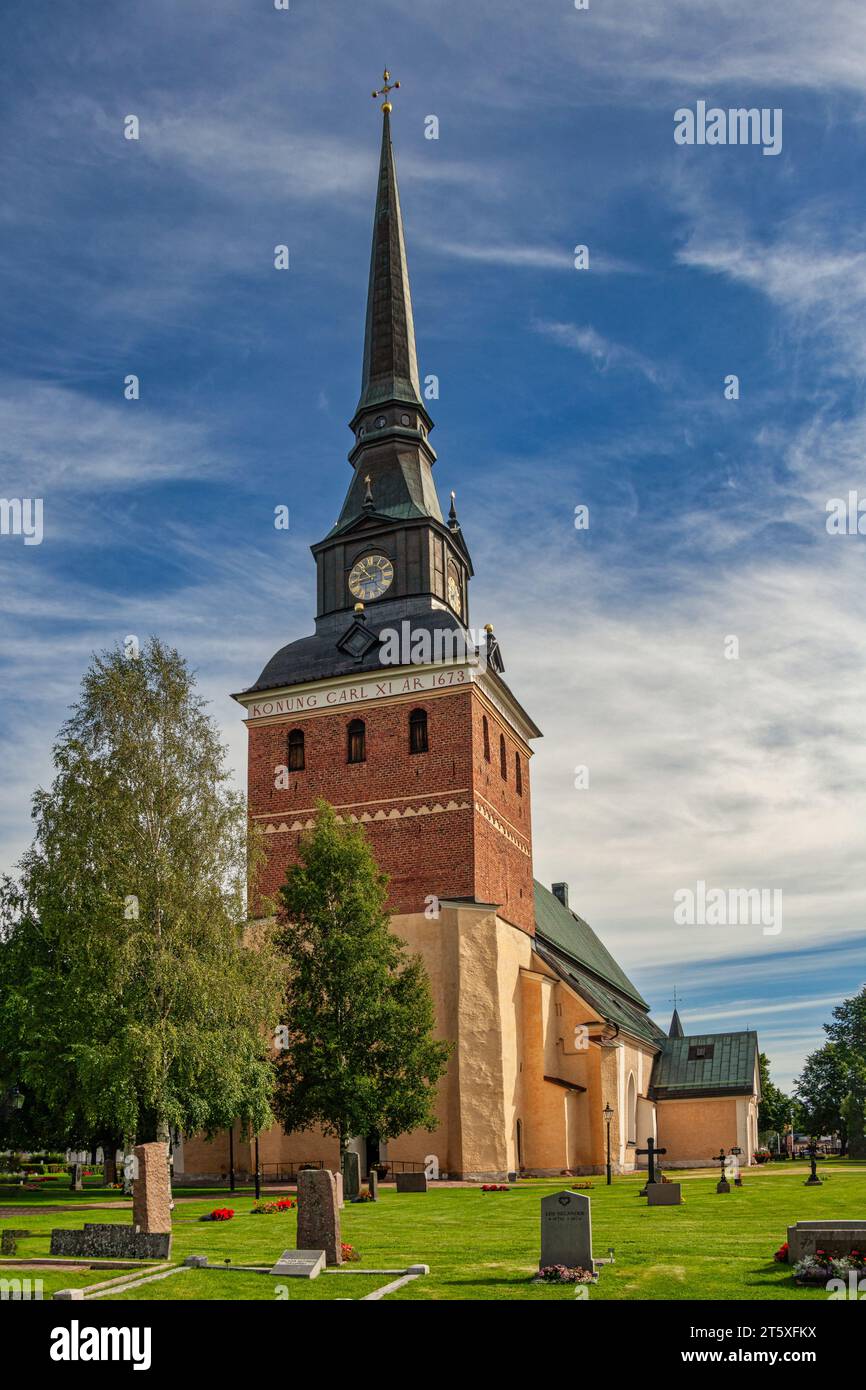 Die Mora-Kirche hat sowohl einen Glockenturm als auch einen Turm. Im Mittelalter wurde die Kirche San Michele geweiht. Schweden, Svealand, Mora Stockfoto