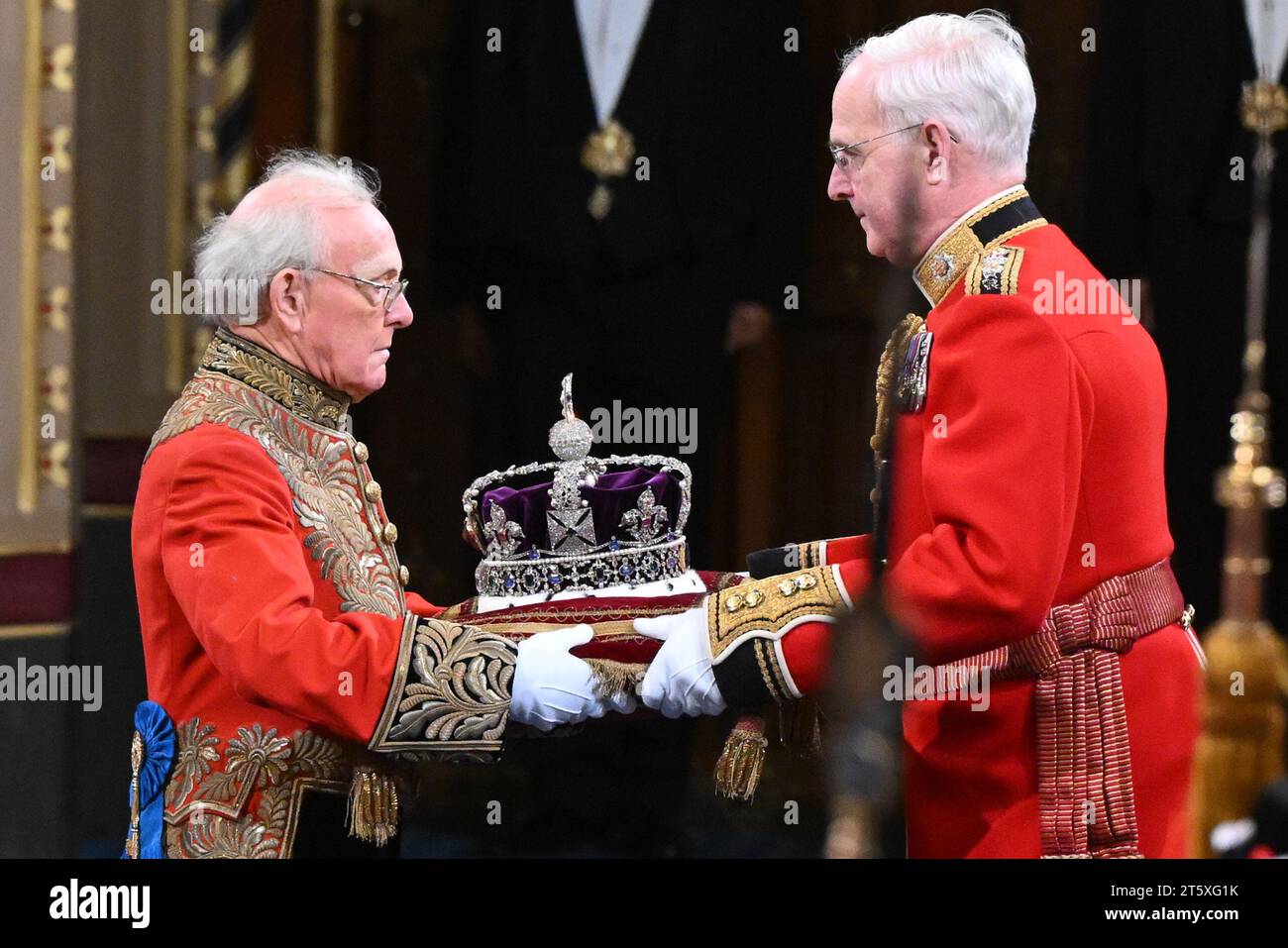 Die Imperial State Crown wird während der Eröffnung des Parlaments im House of Lords im Palace of Westminster, London, in die Royal Gallery getragen. Bilddatum: Dienstag, 7. November 2023. Stockfoto