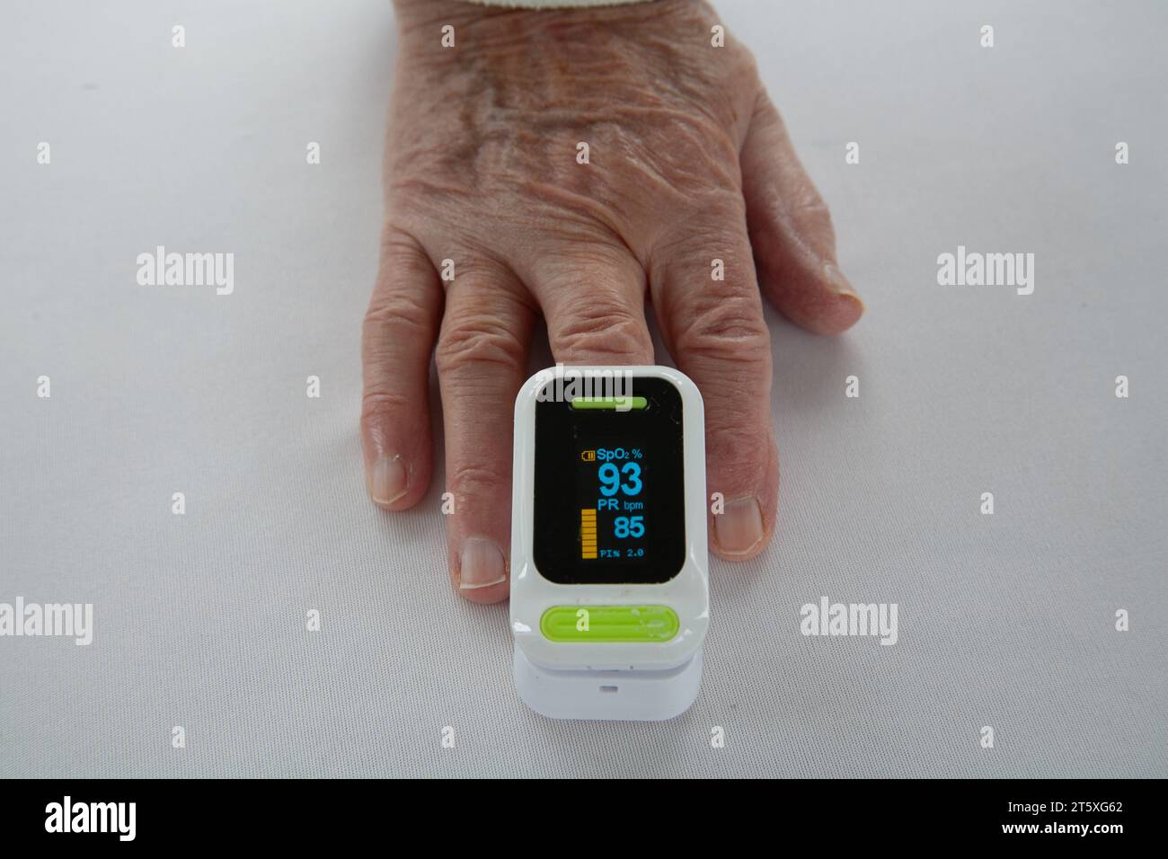 Ältere Frau mit Pulsoxymeter zur Messung des Sauerstoffsättigungswerts und der Pulsfrequenz im Blut Stockfoto