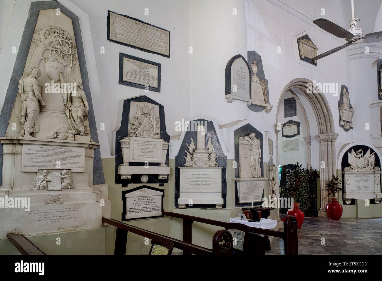 In Der St. Thomas' Cathedral in Fort Area, Mumbai, Indien, mit Denkmälern aus der Kolonialzeit und Gedenktafeln für Kolonialbeamte entlang der Mauern Stockfoto
