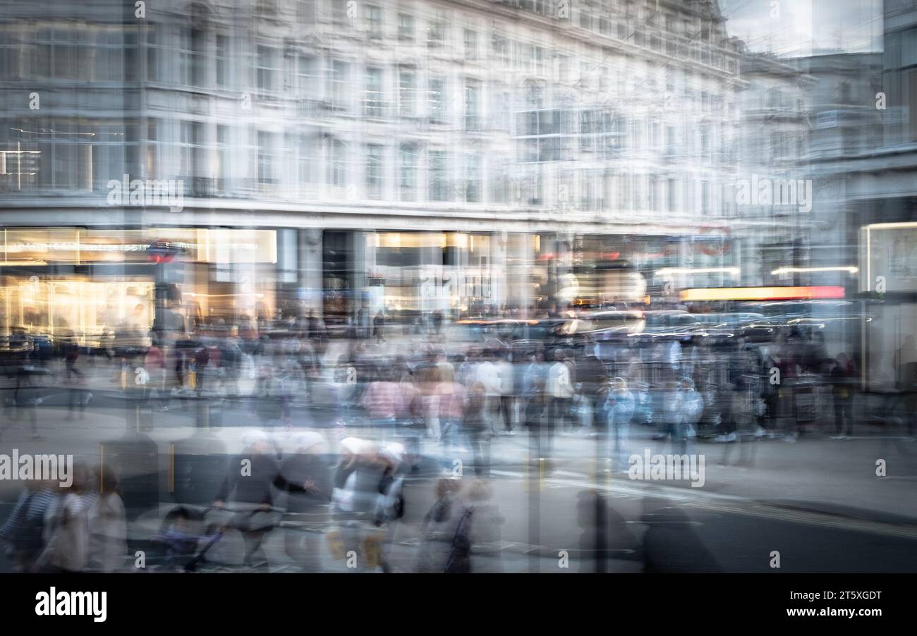 Erhöhter Blick auf den Oxford Circus, weltberühmtes Wahrzeichen und Einkaufsziel im Londoner West End Stockfoto