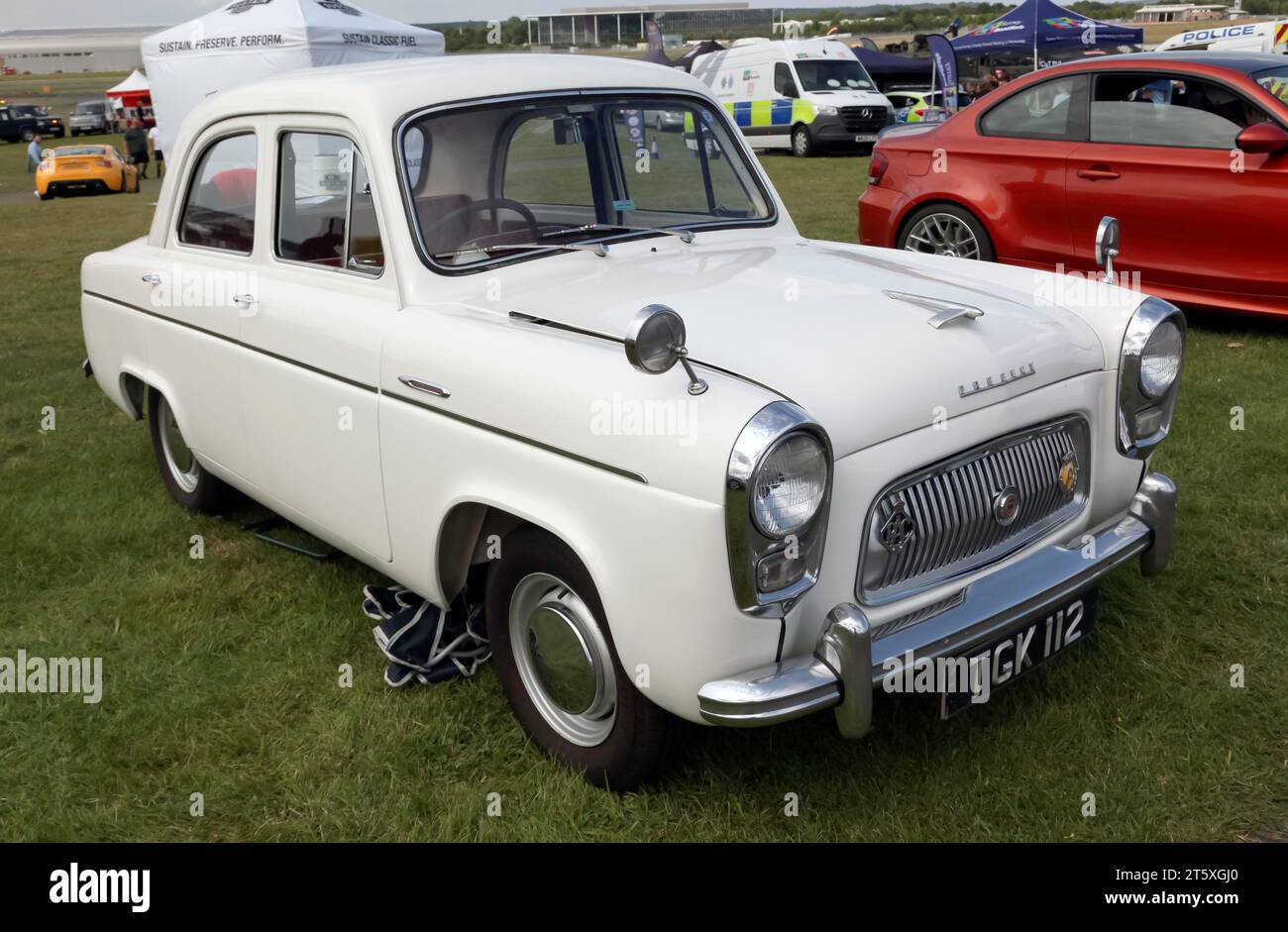 Dreiviertel-Vorderansicht eines 1957, Cream, Ford Prefect 100E, auf der British Motor Show 2023. Stockfoto
