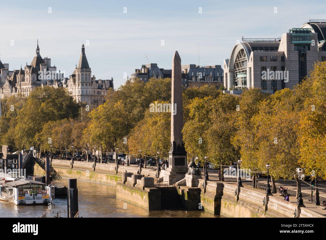 Die Themse und die Kleopatra-Nadel am Victoria Embankment, London, England, Großbritannien Stockfoto