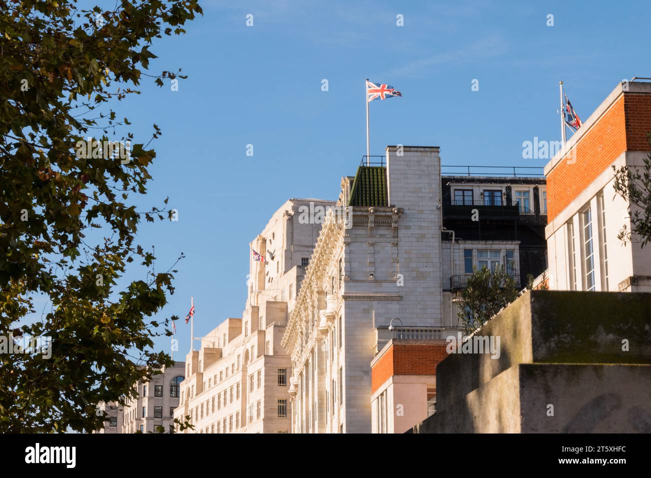Schräge Ansicht von Frances Milton Cashmore's Shell Mex House (auch bekannt als 80 Strand), London, WC2, England, Großbritannien Stockfoto