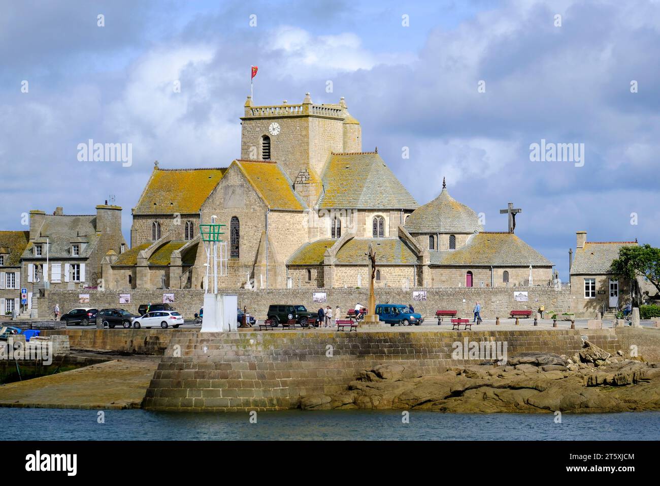 Frankreich, Barfleur, 27.08.2023: Die Kirche Saint Nicolas aus dem 17. Jahrhundert am Hafen von Barfleur auf der Halbinsel Cotentin an der franzoesisc Stockfoto