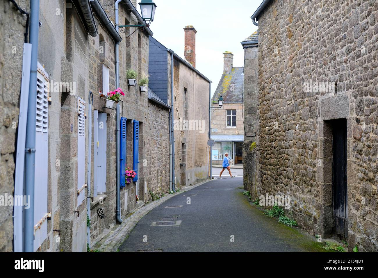 Frankreich, Barfleur, 02.09.2023: Typische Gasse mit niedrigen Granithäusern in Barfleur auf der Halbinsel Cotentin an der franzoesischen Kanalkueste Stockfoto