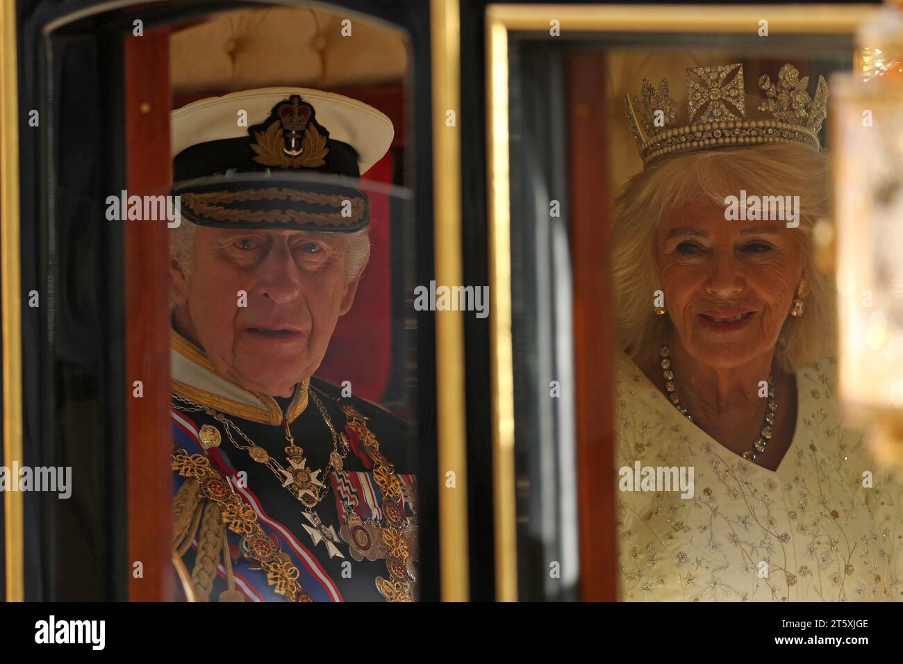 König Karl III. Und Königin Camilla kommen im Diamond Jubilee State Coach im Palace of Westminster an, bevor das Parlament im House of Lords in London eröffnet wird. Bilddatum: Dienstag, 7. November 2023. Stockfoto