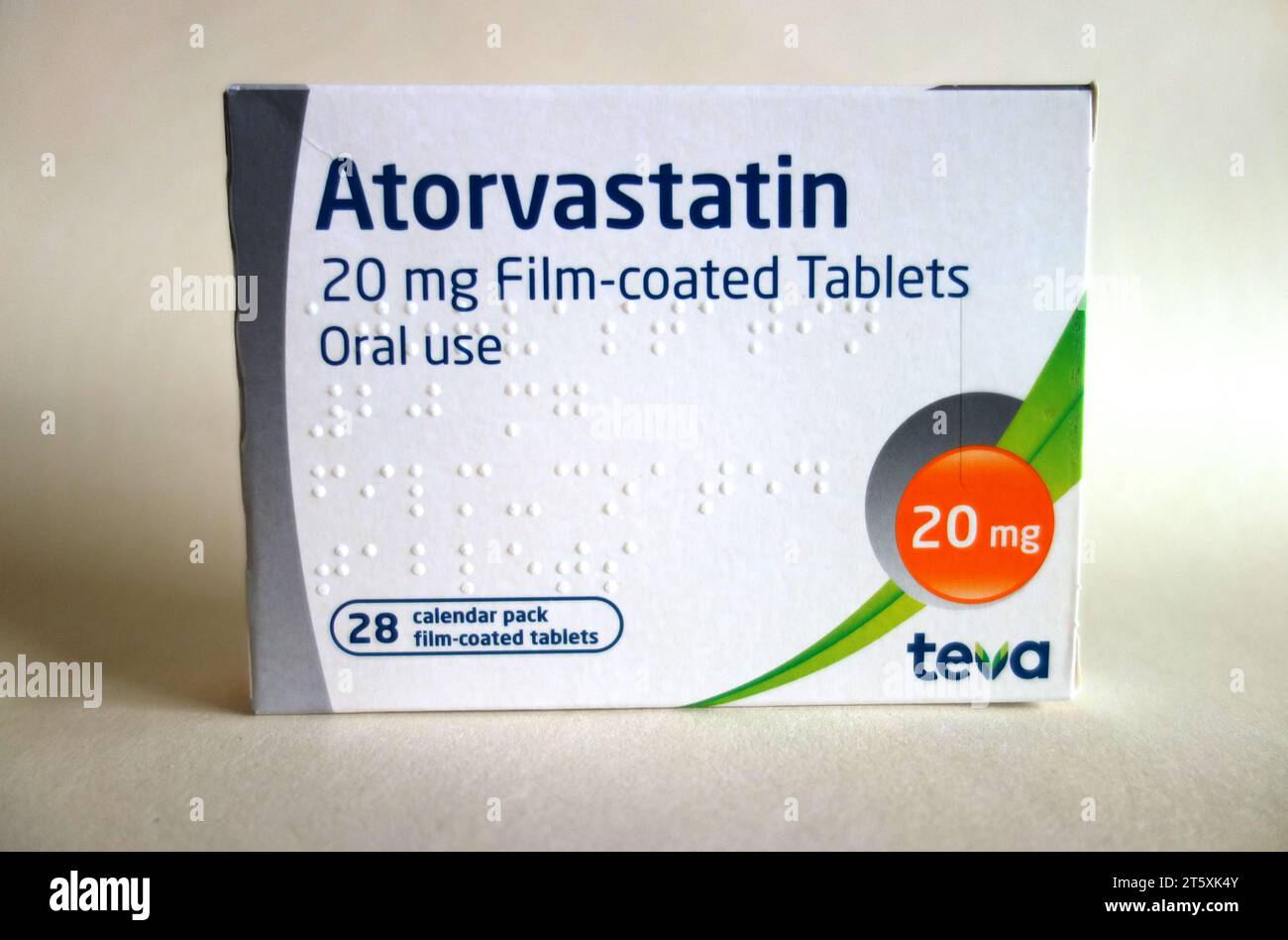 Schachtel mit 28 20 mg Filmtabletten Atorvastatin (Lipitor) „Statin“ von Teva, die zur Senkung des Cholesterinspiegels verschrieben werden, England, Vereinigtes Königreich. Stockfoto