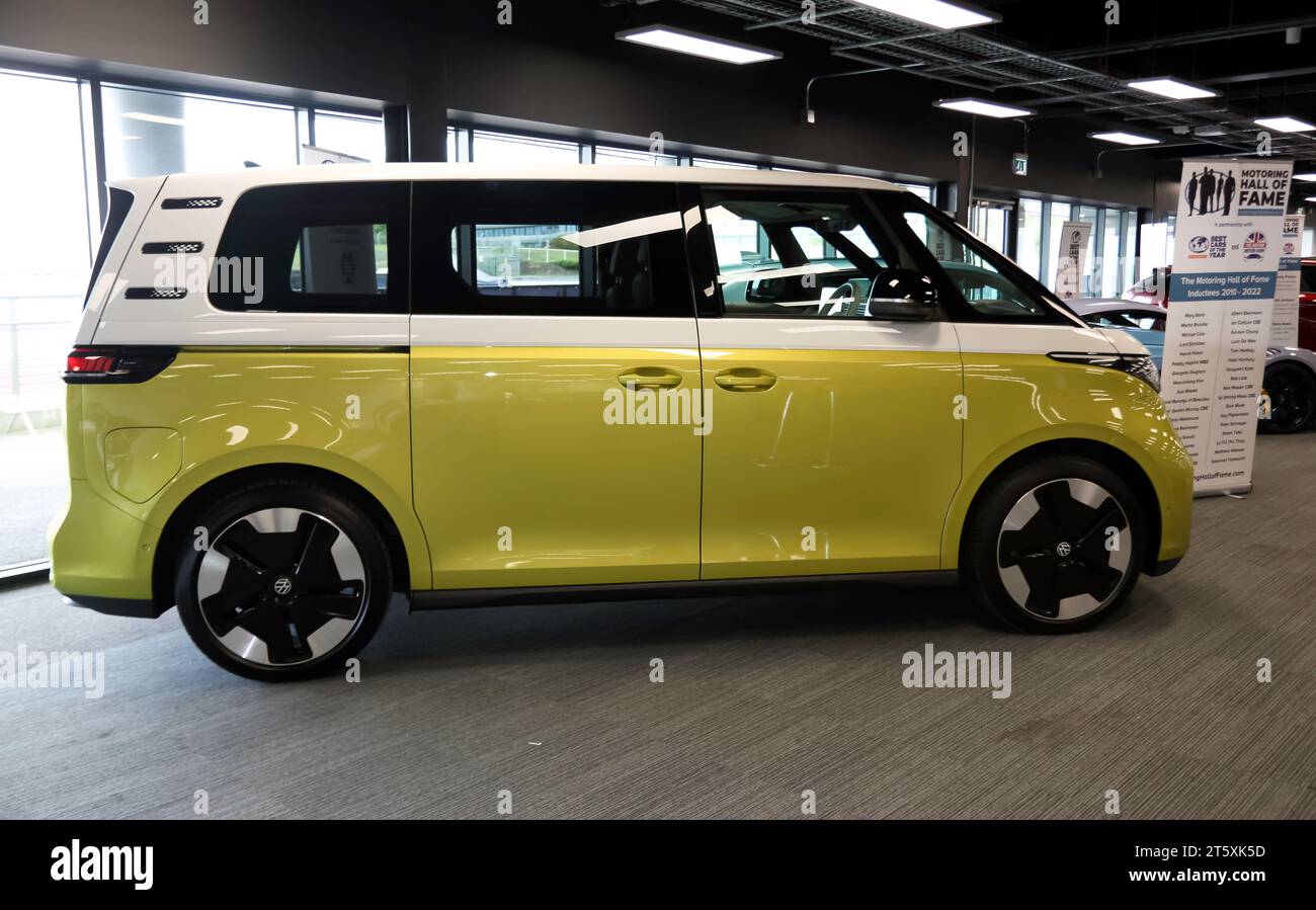 Seitenansicht eines 2022, Candy White und Lime Yellow, VW ID Buzz, batteriebetriebener Kleinbus, zum besten Auto des Jahres 2023 gewählt. Stockfoto