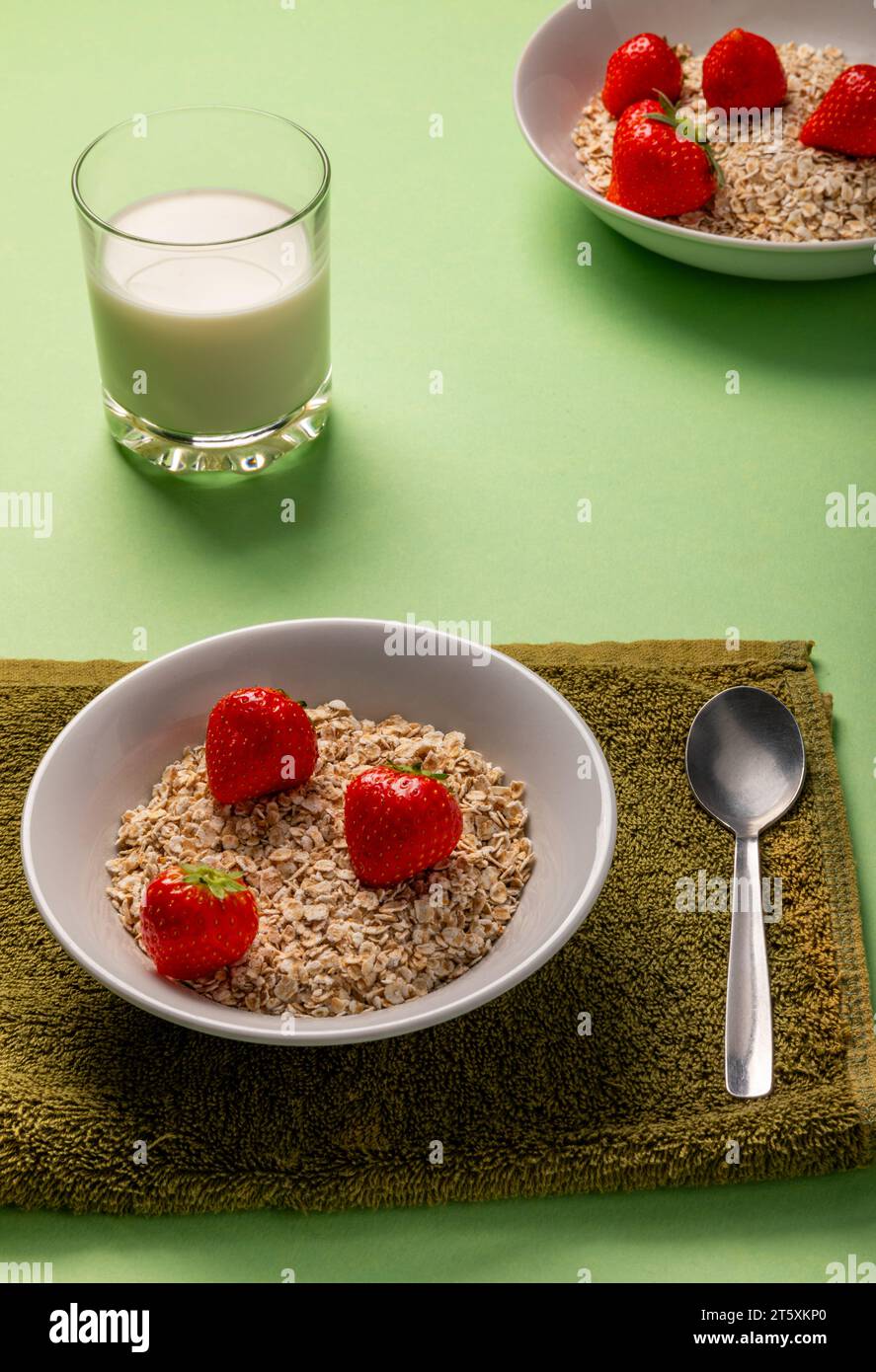 Eine Schüssel Haferflocken und Erdbeeren Stockfoto