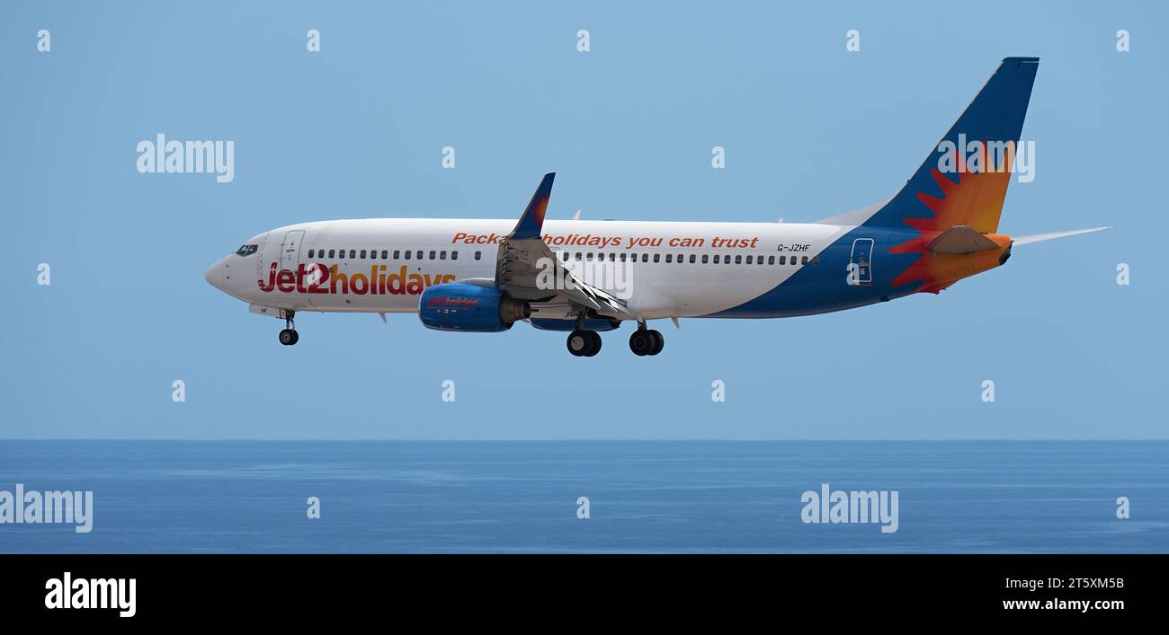 Teneriffa, Spanien, 5. November 2023. Die Boeing 737-8K2 von Jet2 fliegt am blauen Himmel und landet am Flughafen Teneriffa über dem Meer Stockfoto