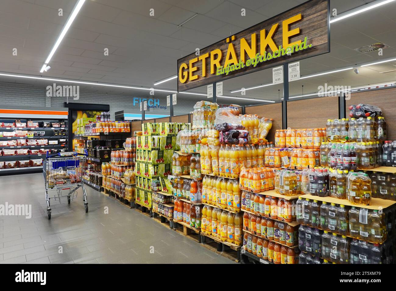 Alkoholfreie Getränke in einem ALDI-Supermarkt Stockfoto