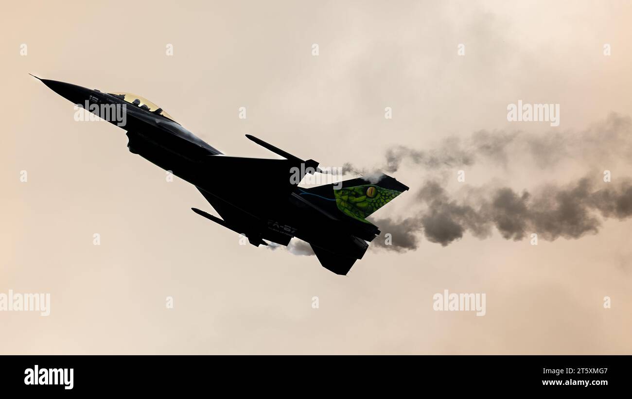 Die Silhouette eines General Dynamics F-16A Kampffalken wird von der belgischen Luftwaffe gezeigt Stockfoto