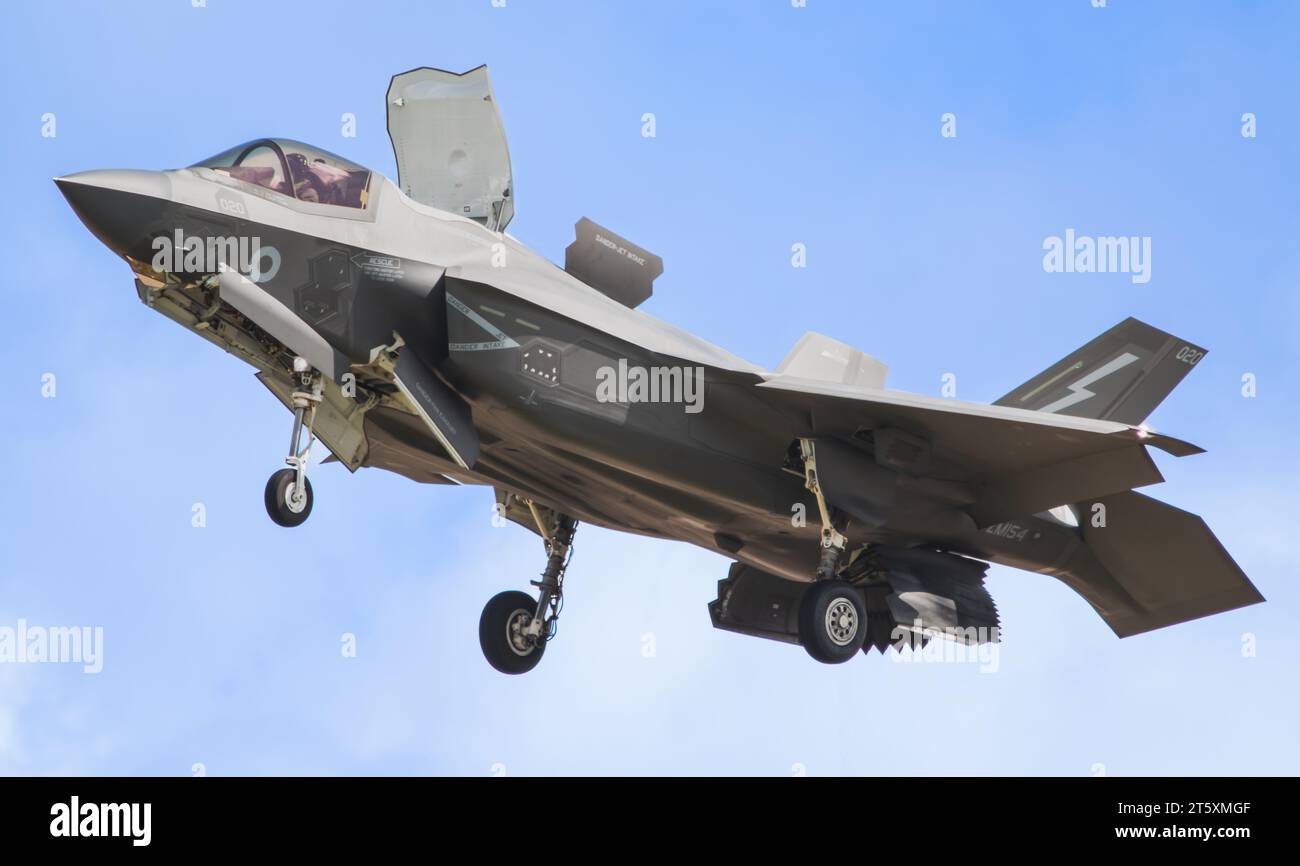 Ein Lockheed Martin F-35B Lightning II während eines vollen Schwungs Stockfoto
