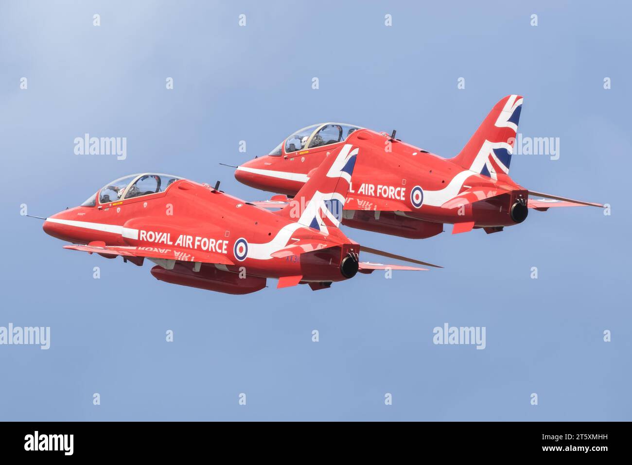 Ein Paar Red Arrows Hawk T1A-Jets der British Royal Air Force (RAF) während einer Kunstflugschau Stockfoto