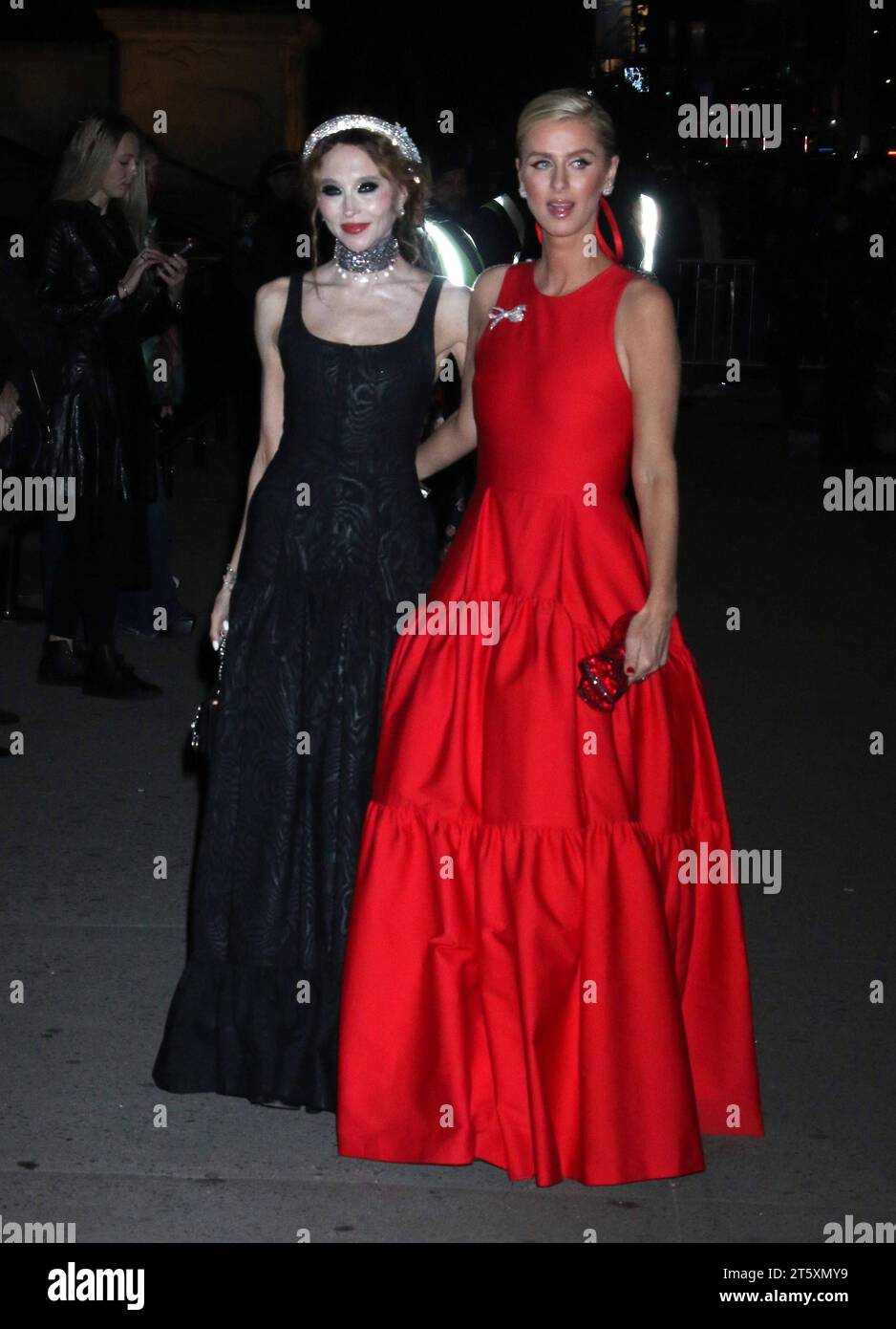 NEW YORK, NEW YORK - NOVEMBER 06: Stacey Bendet und Nicky Hilton Rothschild kommen am 6. November 2023 bei den CFDA Awards 2023 im American Museum of Natural History in New York City an. Copyright: XRWx Credit: Imago/Alamy Live News Stockfoto