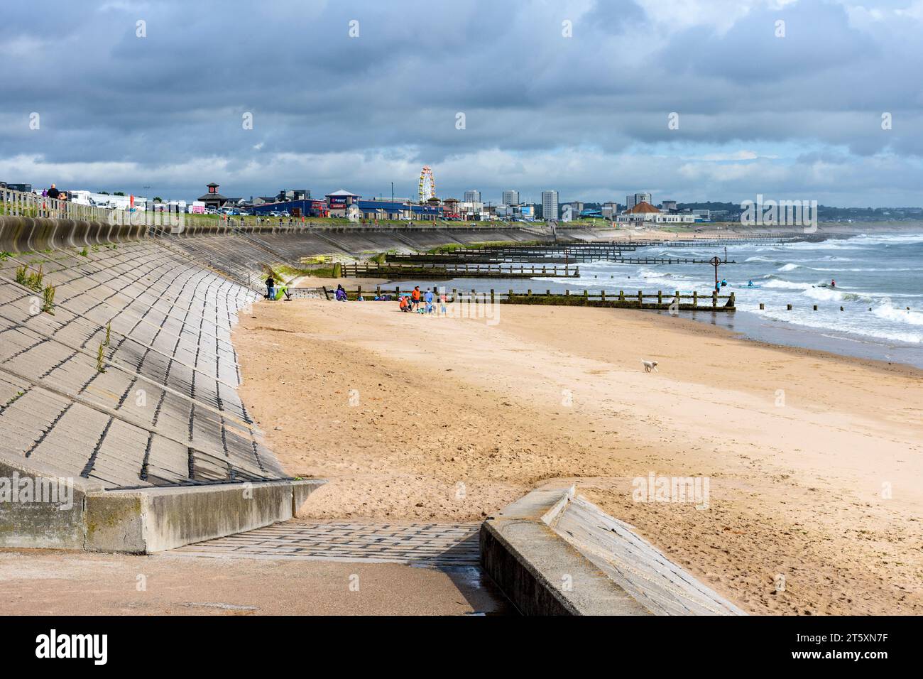 Der Strand mit Blick nach Norden vom historischen Dorf Footdee, Aberdeen, Schottland, Großbritannien Stockfoto